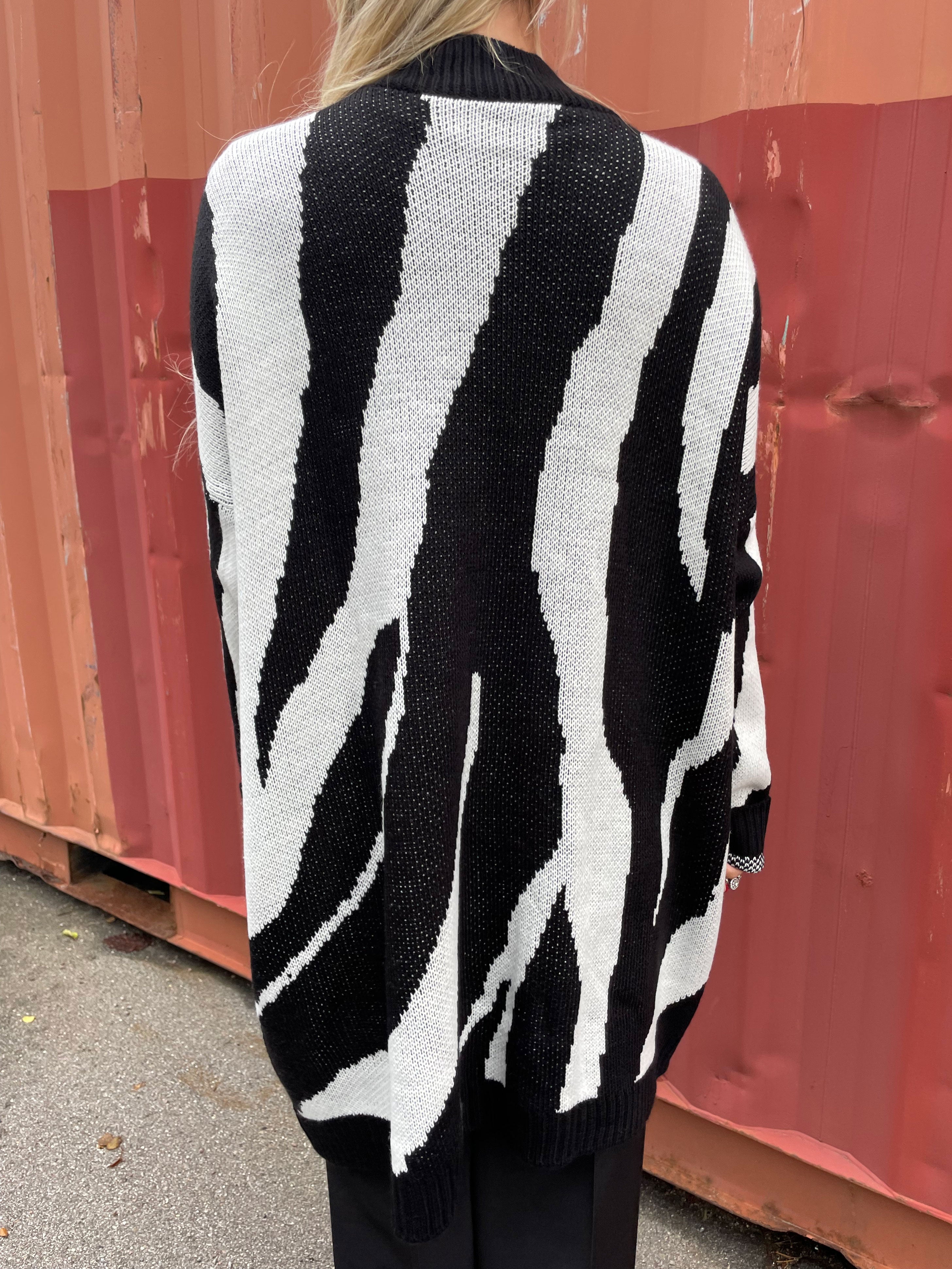 Katya - Mjuk stickad klänning med stort zebratryck